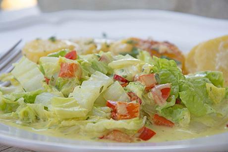 Kokosmilch Chinakohl an Curry-Dressing