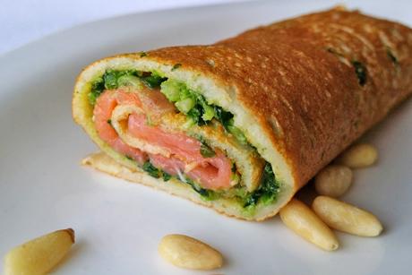 Pfannkuchen gefüllt mit Bärlauchpesto und Räucherlachs