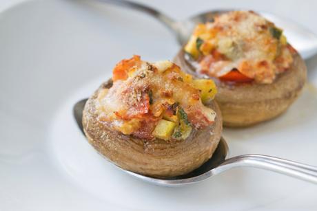 Gefüllte Gemüse-Champignons im Ofen überbacken