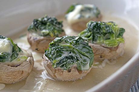Überbackene Champignons gefüllt mit Gemüse