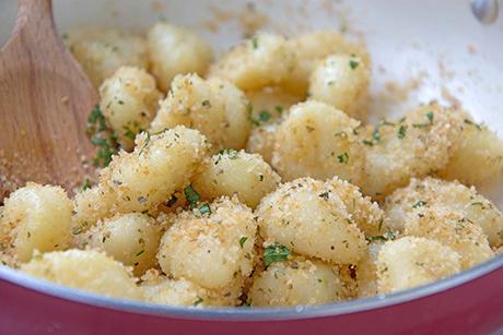 Bröselbutter mit Haselnüssen