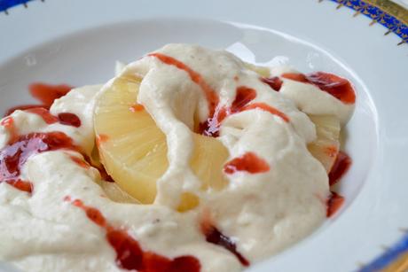 Ananas an Bananenrahm