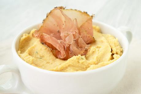 Kichererbsenpüree mit Serranoschinken