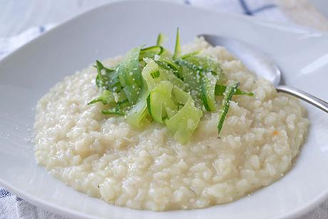 Weissweinrisotto mit Zucchettistreifen
