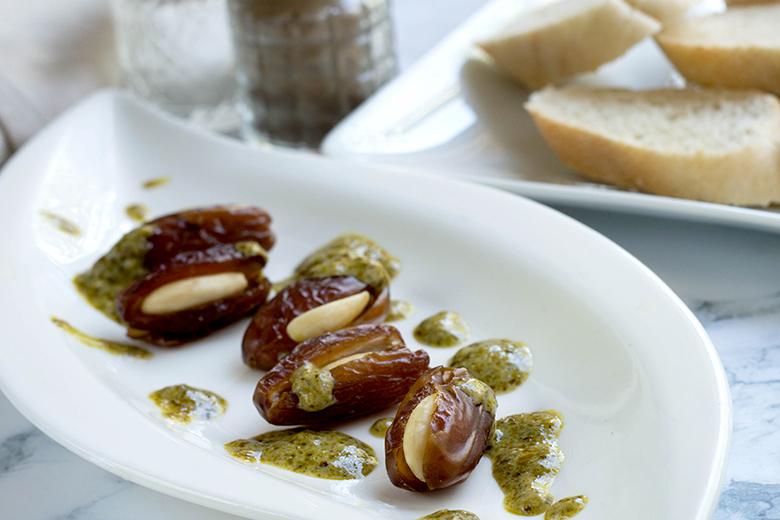 Datteln mit Pesto