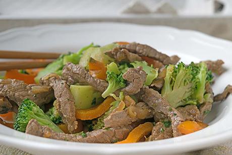 Asiatische Wokpfanne mit Rindsgeschnetzeltem