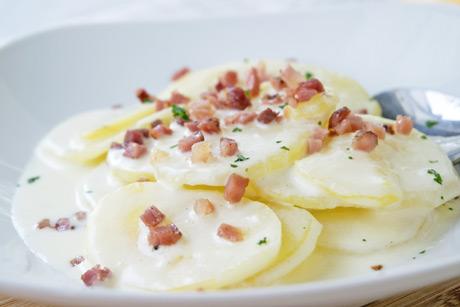 Kartoffelscheiben an Schinkensauce