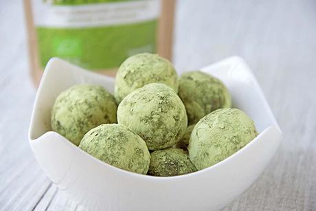 Energietrüffel mit Mandeln und Matcha