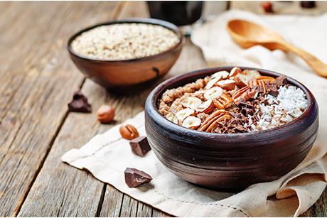 Frühstücksbrei mit Quinoa, Pflaumen, Kakao und Nüssen