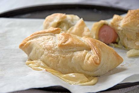 Wienerli im Teig mit Zucchetti und Käse