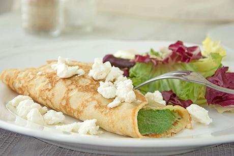 Vollkorn-Crêpes mit Spinat-Feta-Füllung