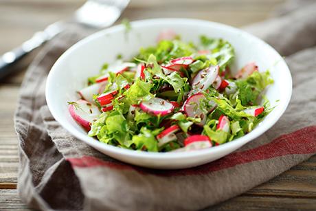 Frühlingssalat an Bärlauch-Kapern-Vinaigrette