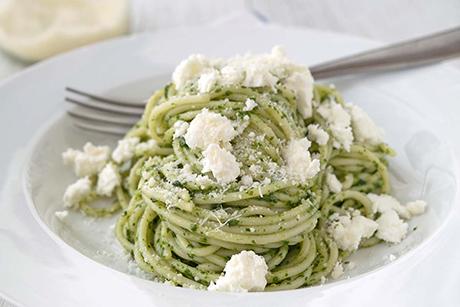 Bärlauchspaghetti an Feta- und Pecorino-Käse