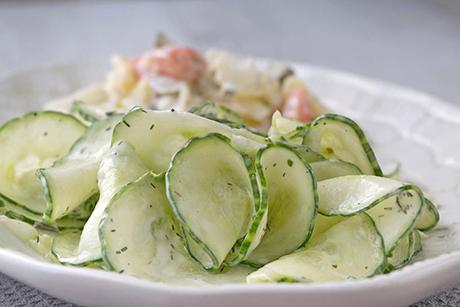 Gurkensalat an Sauerrahmsauce