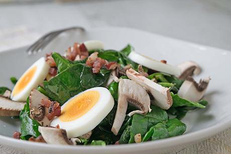 Spinatsalat mit Ei und Speck