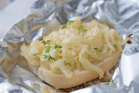 Zwiebelbaguettes mit Parmesan überbacken