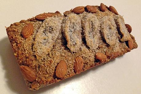 Bananenbrot mit Mandeln und Kokosraspel