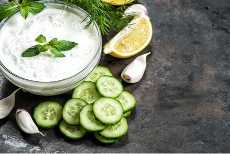 Gurken-Joghurt-Dip mit frischer Minze