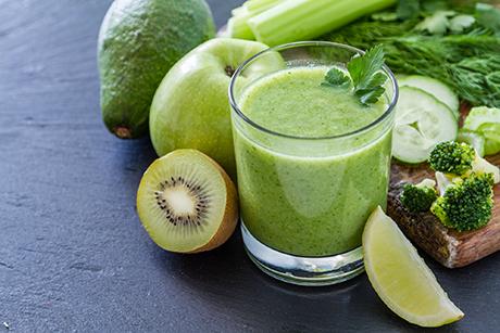 Grüner Smoothie mit Apfel und Meerrettich