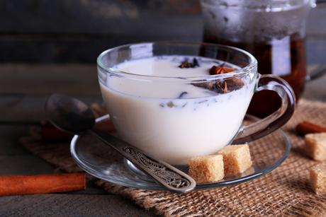 Schwarztee mit Milch