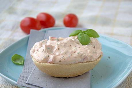 Frischkäse-Tomaten-Basilikum-Aufstrich