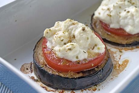 Auberginenscheiben mit gebackenem Feta