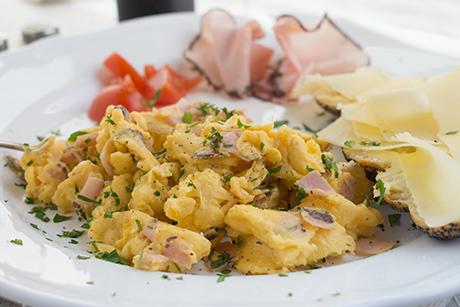 Rührei mit Sardellen und Peperoni