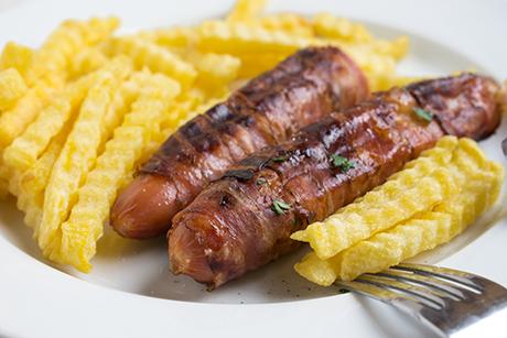 Berner Würstel mit Wellenpommes