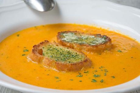 Schnelle Kürbissuppe mit Knoblauchbrot