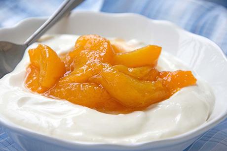 Aprikosenragout auf Joghurt