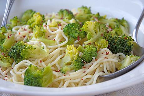 Feurige Spaghetti an Broccoli