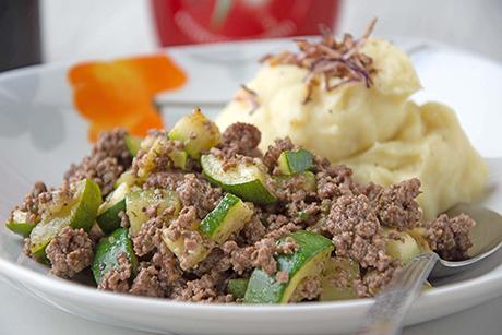 Hackfleisch-Zucchetti-Mischung mit frischem Kartoffelstock