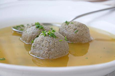 Leberknödelsuppe in Rindsbouillon