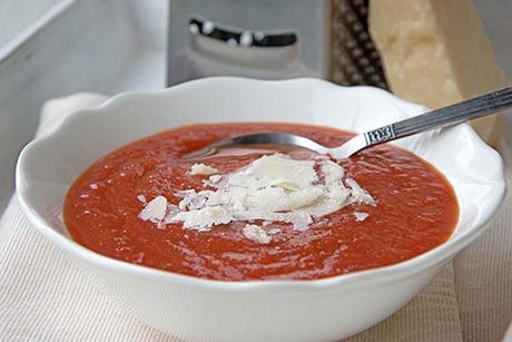 Tomaten-Bohnen-Suppe mit Parmesan