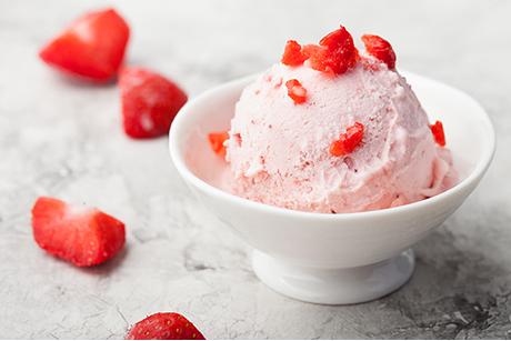 Buttermilch-Erdbeer-Glace mit Grappa