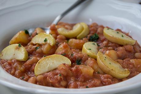 Pastinaken-Bohnen-Pfanne mit gebratenen Äpfeln