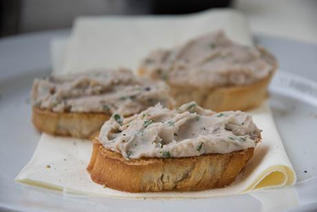Bohnen-Basilikum-Crostini
