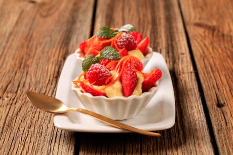 Vanillemousse mit Himbeeren