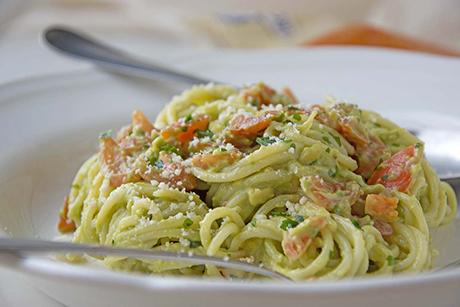 Spaghetti an Avocado-Tomaten-Sauce