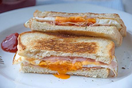 Heisses Sandwich mit Schinken und Ei