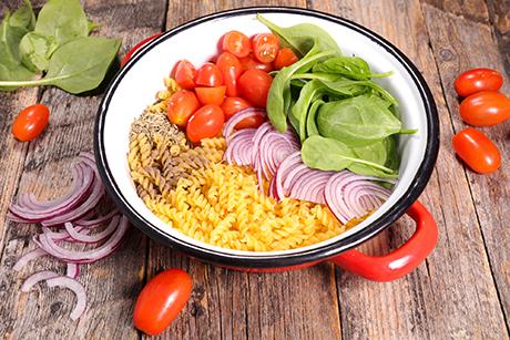 One Pot Pasta mit Spinat und Tomaten