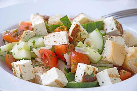 Brotsalat mit Halloumi