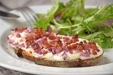 Zwiebel-Speck-Brote
