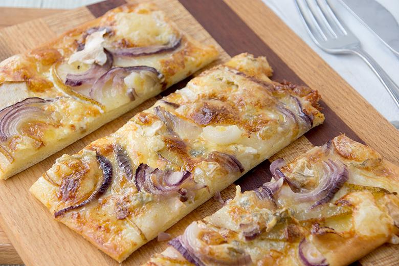 Flammkuchen mit Gorgonzola und Birnen