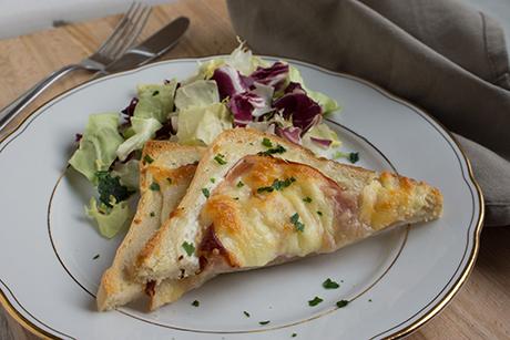 Schinken-Käse-Toast mit Frischkäsebelag