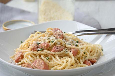 Streusel-Pasta mit Würstchen
