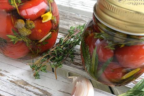 Eingelegte Cherrytomaten mit Kräutern