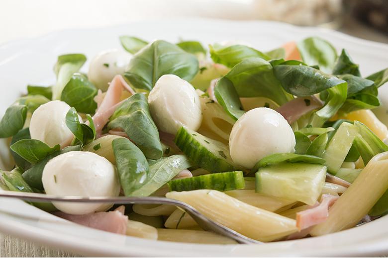 Nudelsalat mit Schinken und Gurken