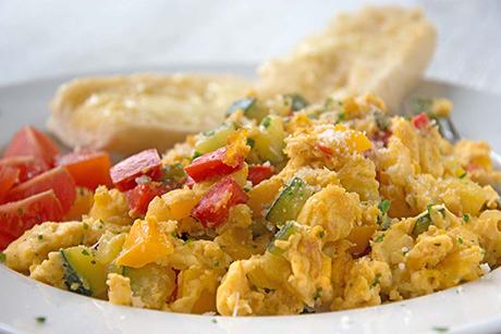 Peperoni-Zwiebel-Oliven-Rührei