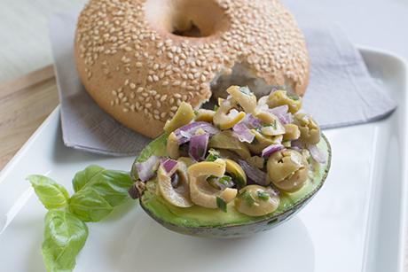 Gegrillte Avocadohälften mit Olivenfüllung
